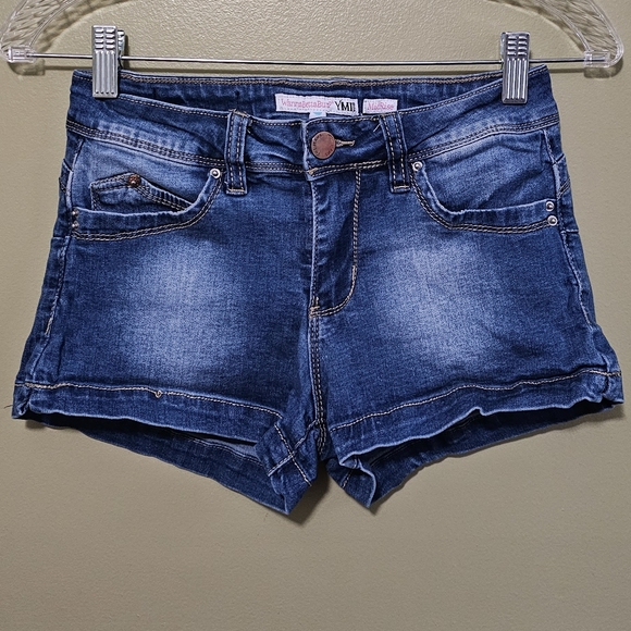 YMI Wanna Bet your Butt? Mid-Rise Jeans shorts Size 1 - Picture 1 of 8